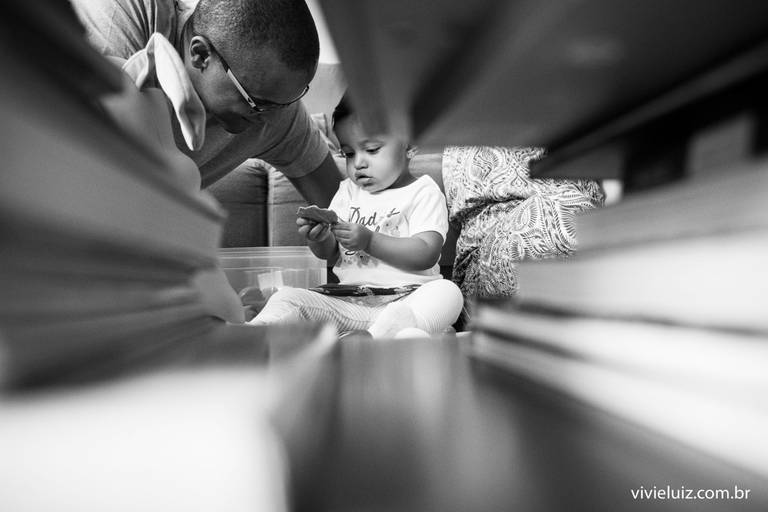 criança brincando com o pai
