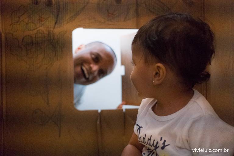 pai brincando com a filha