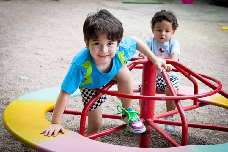 crianças brincando no parquinho