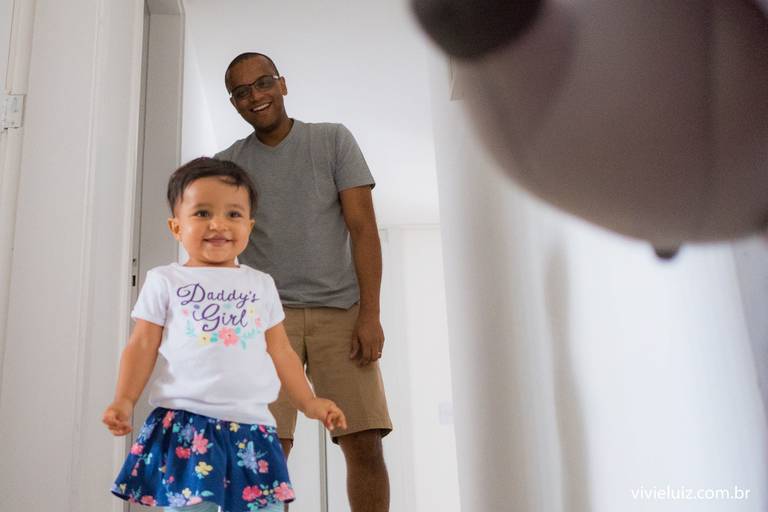 pai brincando com a filha