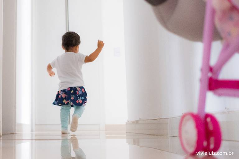 criança correndo em casa