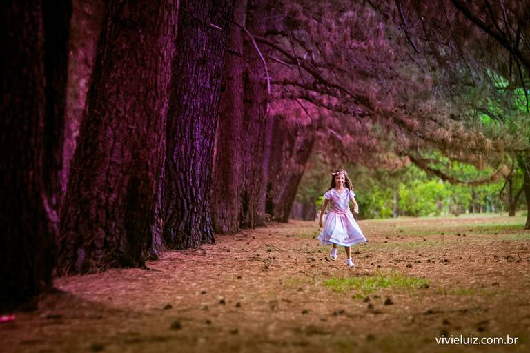 menina correndo nas árvores