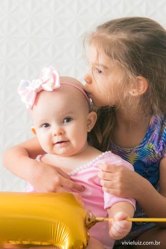 irmã beijando a outra