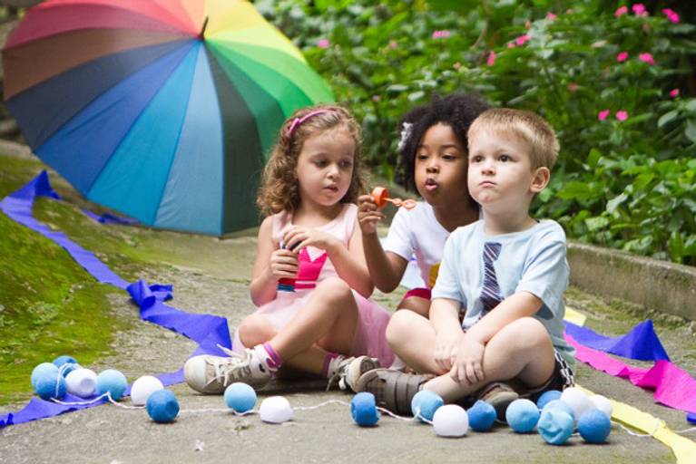 crianças brincando no chão