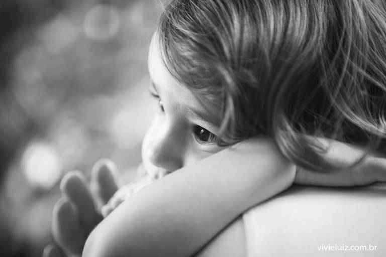 criança abraçando o pai