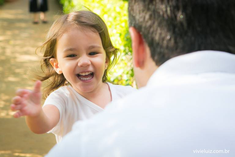 correndo para os braços do pai