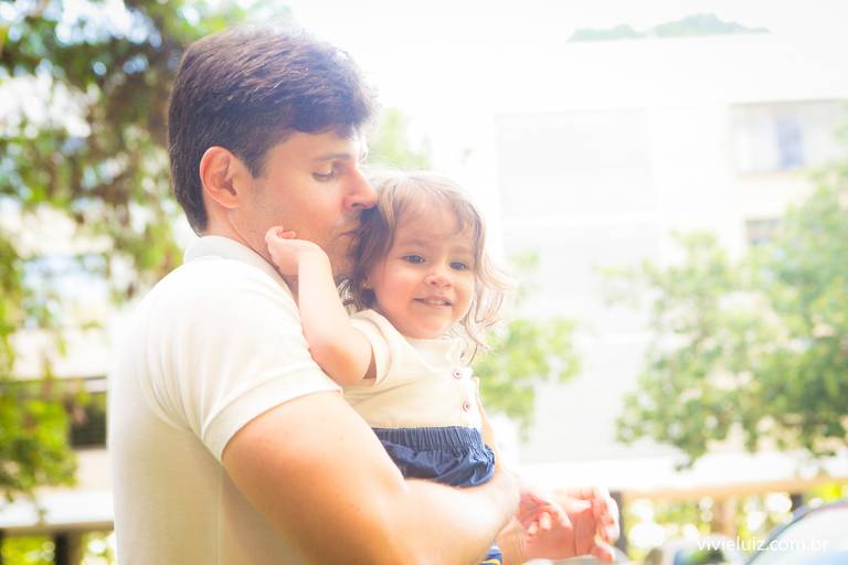 menina no colo do papai