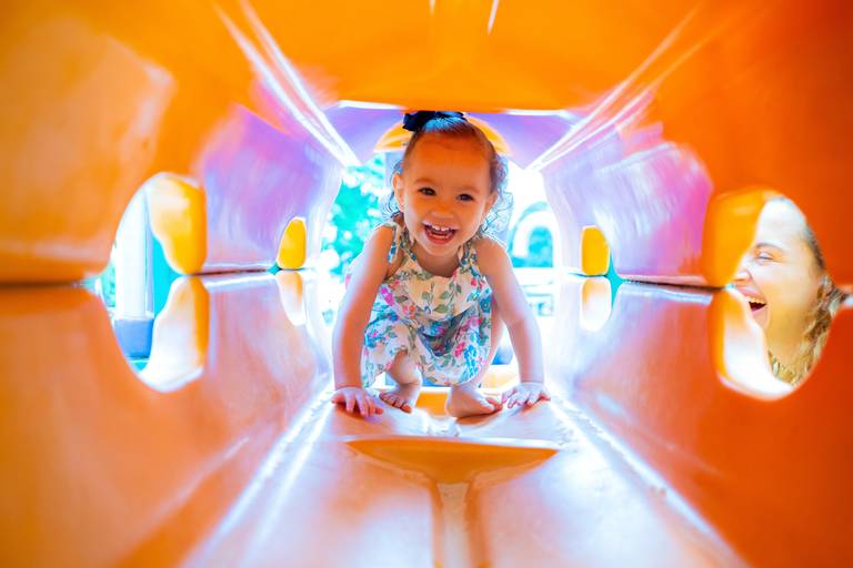 criança dentro do brinquedo