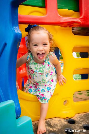 criança brincando e rindo