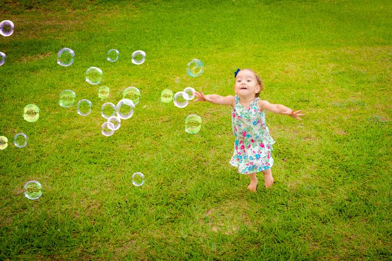 menina brincando com bolhas de sabão