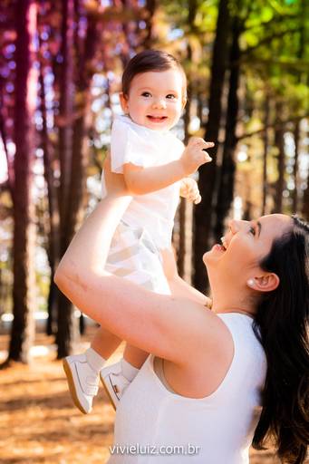 menino brincando com a mãe
