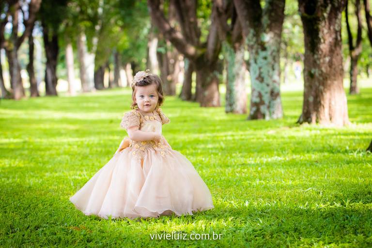criança de vestido olhando