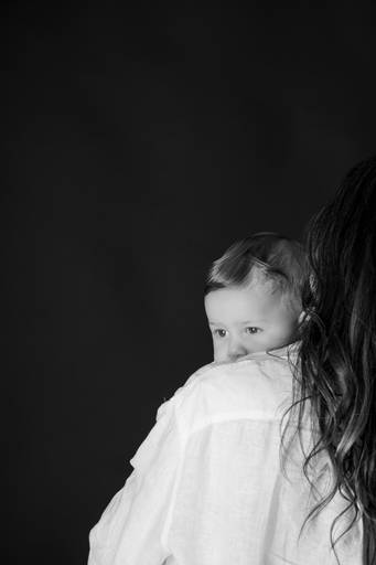 menino no colo da mãe