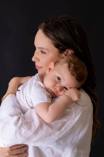 criança no colo da mãe