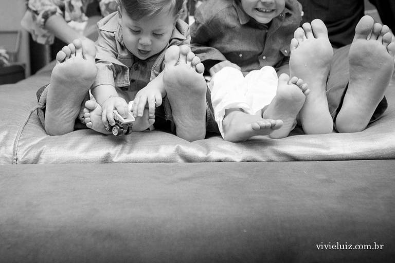 pés das crianças brincando