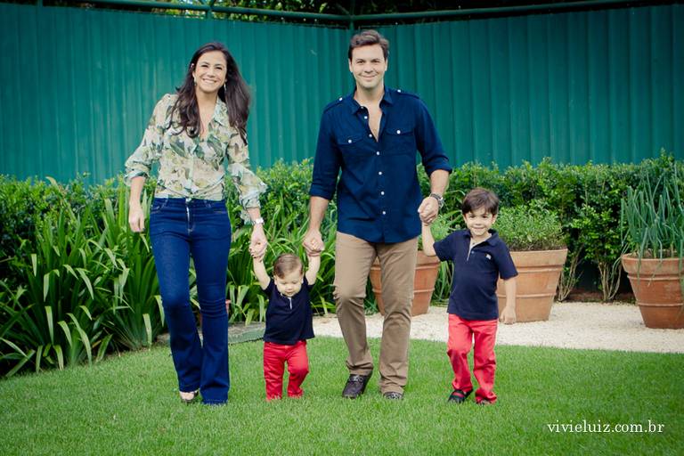 família andando junta