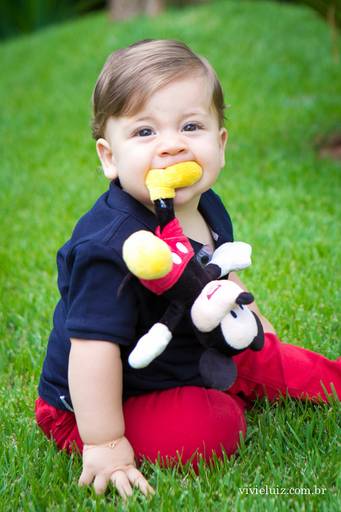 menino com brinquedo na boca