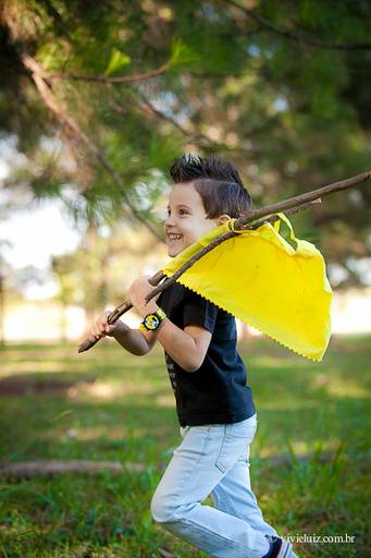 criança brincado com um graveto