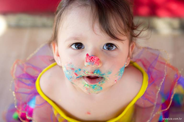 criança suja de bolo