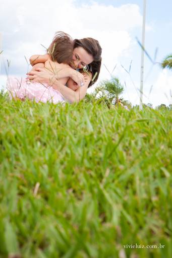 abraço de mãe e filha