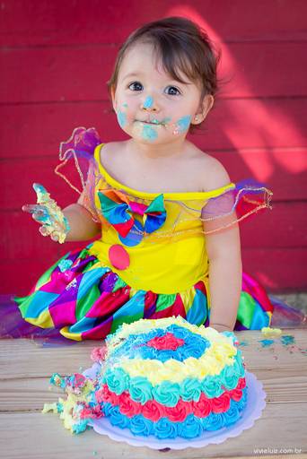 criança brincando com o bolo