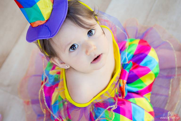 menina fantasiada de circo