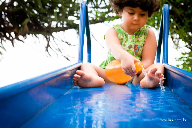 criança jogando água no brinquedo