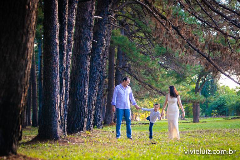 família andando pela grama