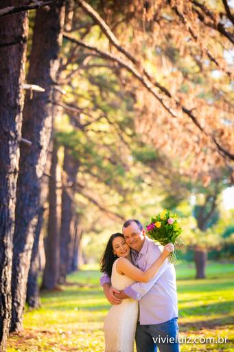 casal abraçado, com a mulher com um buquê