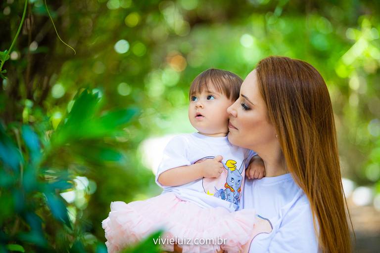 mãe e filha olhando as plantas