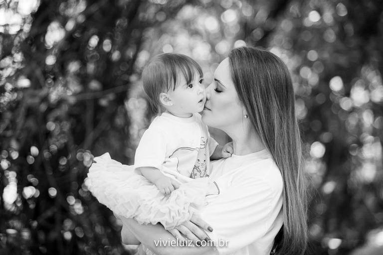 mãe dando um beijo na filha