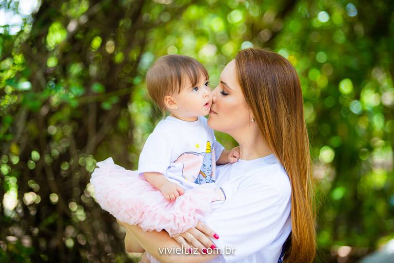 mãe dando um beijo na filha