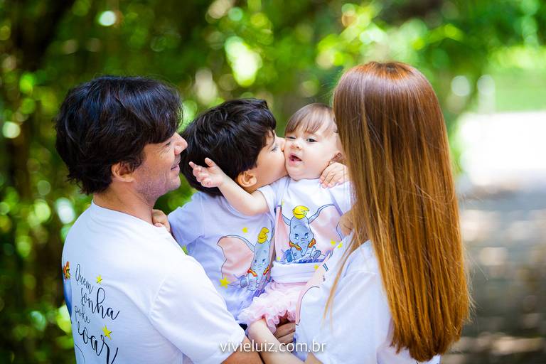 família reunida com o irmãod dando um beijo na irmã