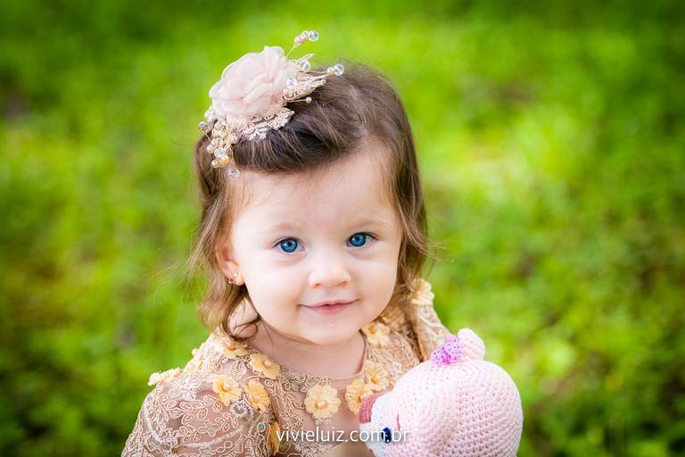 criança sorrindo com a sua boneca