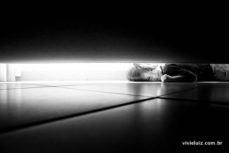 criança brincando de se esconder