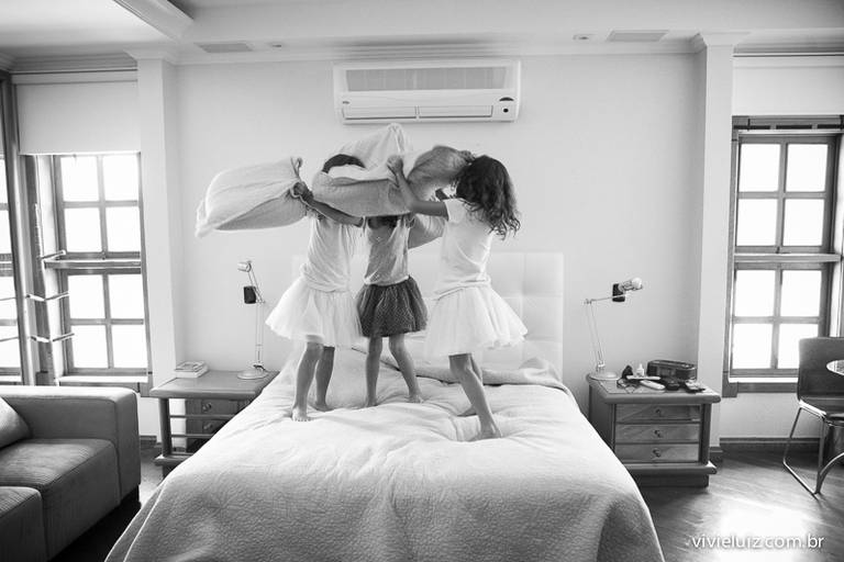 crianças brincando na cama