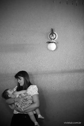 bebê no colo da ma~e