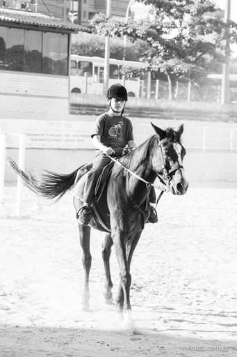 jovem andando de cavalo