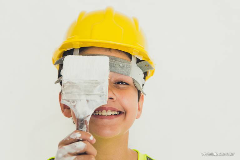 criança brincando de pintar