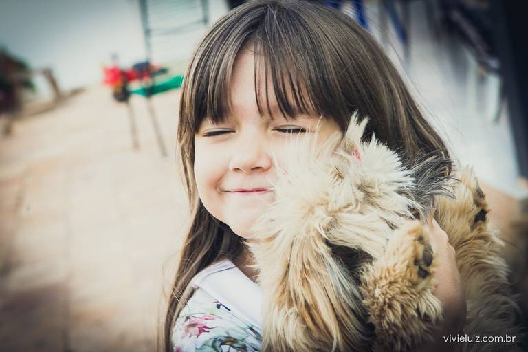 criança abraçada com o cachorro