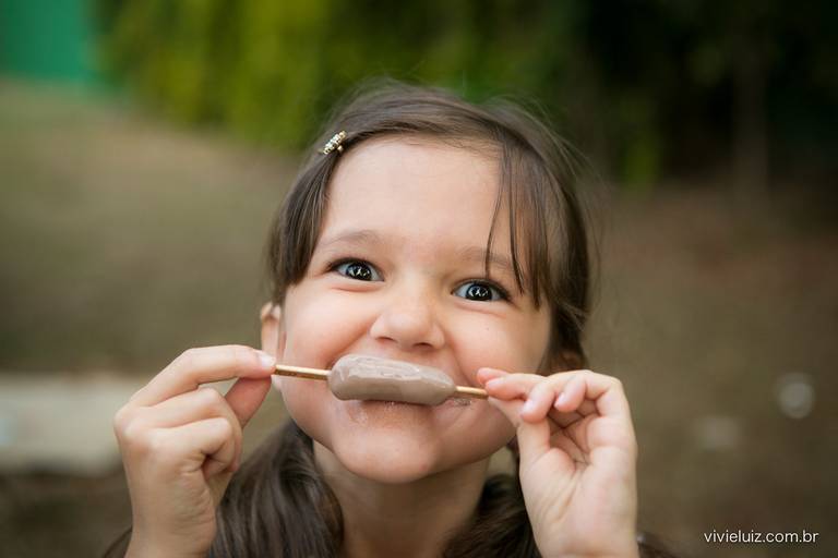 criança tomando picolé