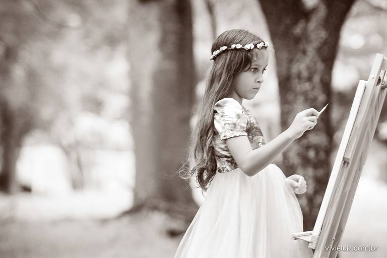 menina pintando uma tela