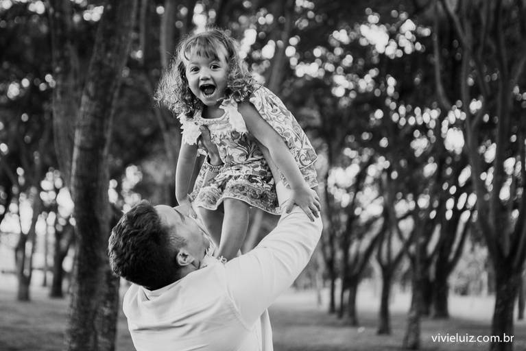 pai brincando com a filha