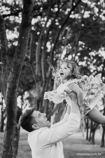 pai brincando com a filha