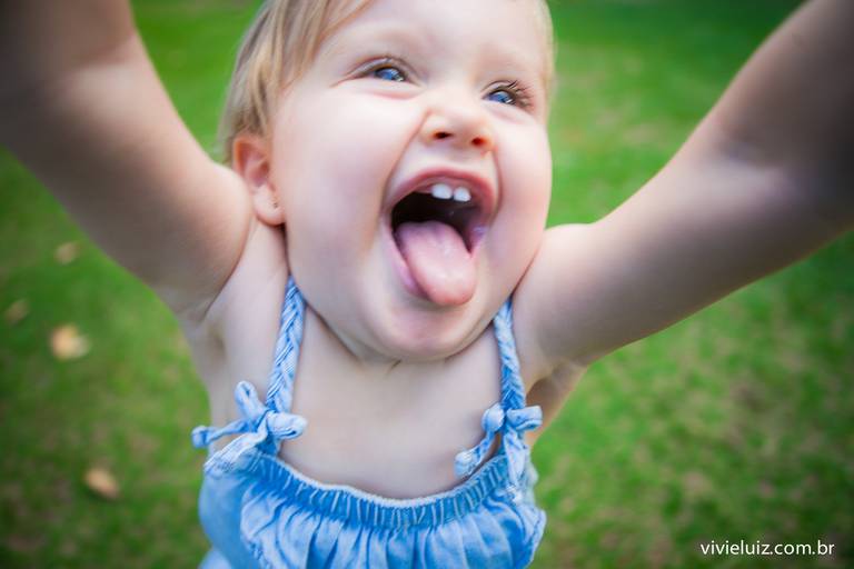 criança fazendo careta