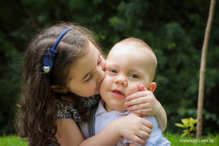 irmã dando beijo no irmão