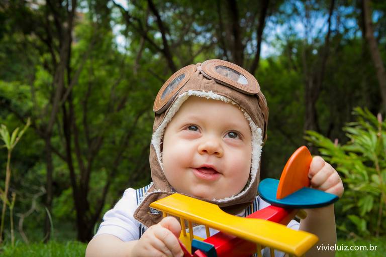 criança brincando de avião