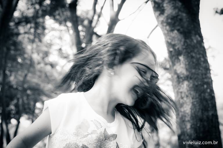 criança brincando com o cabelo