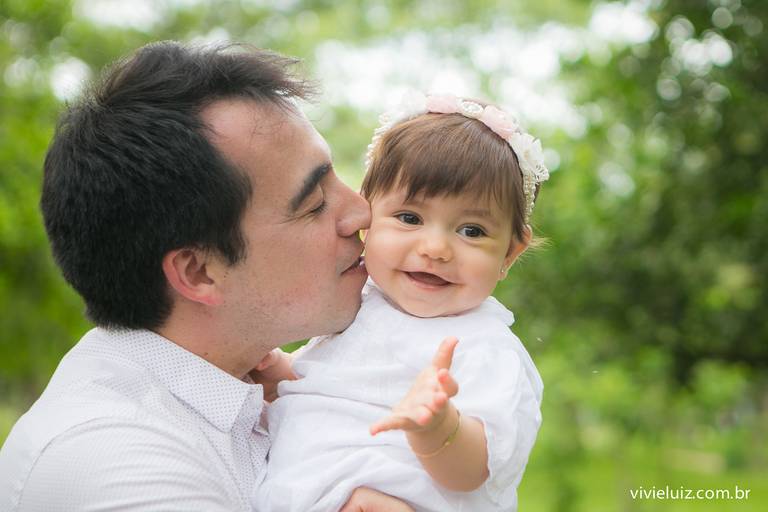 pai dando um beijo na filha