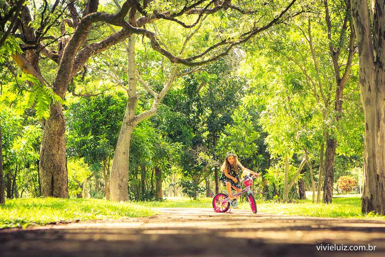 criança andando de bicicleta